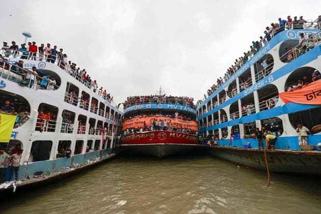 News Themen der Woche KW26 Bilder des Jahres 2023, News 06 Juni News Bilder des Tages News Bilder des Tages Eid al-Adha Holiday - Dakha Bangladeshi homebound people take place on an overcrowded ferry to travel to their hometowns for celebrates Eid al-Adha festival, in Dhaka, Bangladesh, June 27, 2023. Photo by Suvra Kanti Das ABACAPRESS.COM Dhaka Bangladesh  Copyright: xSuvraxKantixDas ABACAx 858652_002 SuvraxKantixDas ABACAx 858652_002