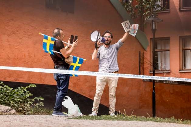 News Bilder des Tages STOCKHOLM 20230628 Vi kommer att bränna Koranen. Vi kommer att säga: vakna Sverige, säger Salwan Momika, som ansökt om tillstandet. Polisen har kallat in förstärkning fran hela landet för att hantera eventuella stökigheter kring arrangemanget med koranbränningen utanför Stockholms moskÃ vid Medborgarplatsen pa Södermalm i Stockholm. Stockholm Sverige x60160x *** STOCKHOLM 20230628 We will burn the Koran We will say wake up Sweden, says Salwan Momika, who has applied for the permit The police have called in reinforcements from all over the country to deal with any disturbances around the Koran burning event outside the Stockholm Mosque at Medborgarplatsen on Södermalm in Stockholm Stockholm Stockholm Sweden x60160x  Copyright: xStefanxJerrevang TTx KORANBRÄNNING TTABB0000000000196987