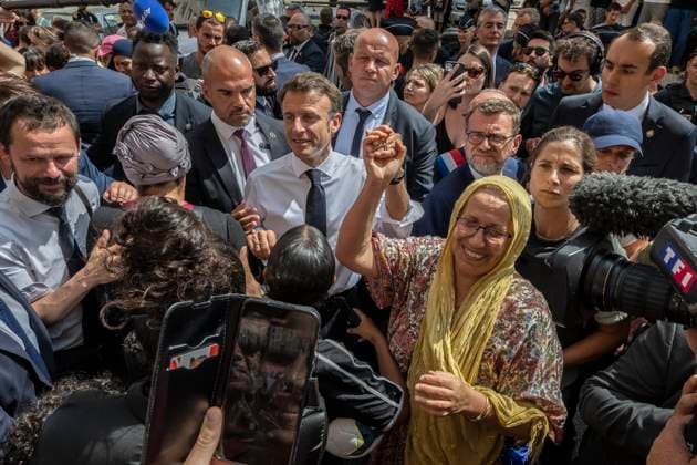 News Themen der Woche KW26 Bilder des Jahres 2023, News 06 Juni News Bilder des Tages President Macron Visits The Benza District - Marseille French President Emmanuel Macron meets residents during his visit to the Benza district in the port city of Marseille on June 28, 2023.Photo by Eliot Blondet ABACAPRESS.COM Marseille France  Copyright: xBlondetxEliot ABACAx 858733_030 BlondetxEliot ABACAx 858733_030