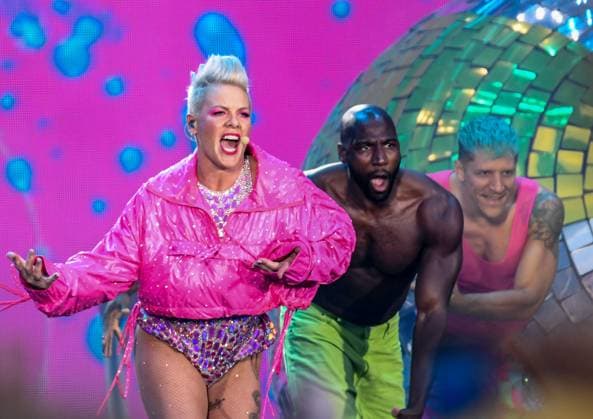 Entertainment Themen der Woch KW26 Bilder des Jahres 2023, Entertainment 06 Juni Entertainment Bilder des Tages 28.06.2023, xlakx, Entertainment Musik,Pink - Summer Carnival Tour emspor, v.l. Am Mittwochabend spielt Rocksaengerin Pink (buergerlich Alecia Beth Moore) im Berliner Olympiastadion das zwölfte von 61 Konzerten ihrer aktuellen Summer Carnival Tour. Berlin *** 28 06 2023, xlakx, entertainment music,Pink Summer Carnival Tour emspor, v l On Wednesday night, rock singer Pink buergerlich Alecia Beth Moore plays the twelfth of 61 concerts on her current Summer Carnival Tour Berlin at Berlins Olympiastadion.