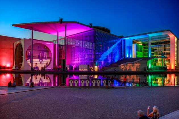 News Themen der Woche KW26 Bilder des Jahres 2023, News 06 Juni News Bilder des Tages Film- und LichtÂ­projektion im ParlamentsÂ­viertel Deutschland, Berlin Sommer 2023: Die Fassade des Marie-Elisabeth-Lüders-Hauses als Lichtspielbühne der halbstündige Installation mit den Titel Dem deutschen Volke Eine parlamentarische Spurensuche. Vom Reichstag zum Bundestag. *** Film and light projection in the parliamentary district Germany, Berlin summer 2023 The facade of the Marie Elisabeth Lüders house as light stage of the half-hour installation with the title Dem deutschen Volke Eine parlamentarische Spurensuche vom Reichstag zum Bundestag