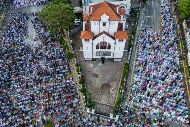 News Themen der Woche KW26 Bilder des Jahres 2023, News 06 Juni News Bilder des Tages Indonesian Muslims Celebrate Eid Al-Adha Indonesian Muslims perform the Eid al-Adha prayer on the street near the Christian Church on June 29, 2023, in Jakarta, Indonesia. Muslims across the world are celebrate the annual festival of Eid al-Adha or the Feast of the Sacrifice, which marks the end of the annual haj pilgrimage, by slaughtering goats, sheep, cows, and camels in commemoration of the Prophet Abraham s readiness to sacrifice his son to show obedience to Allah. Jakarta Indonesia  Copyright: xGarryxLotulungx originalFilename: lotulung-notitle230629_npdOe.jpg