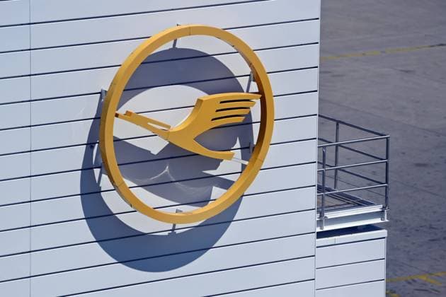 Lufthansa Logo,Kranich am Terminal 2. Flughafen Franz Josef Strauss in Muenchen am 29.06.2023. *** Lufthansa logo,crane at terminal 2 Franz Josef Strauss airport in Munich on 29 06 2023