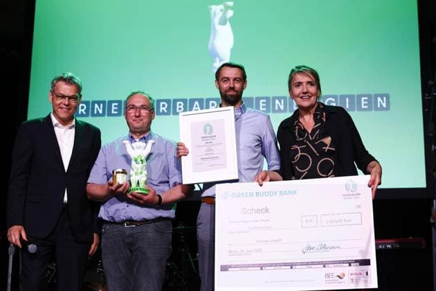 <p>Vertretern der Bahlsen GmbH nehmen der Preis In der Kategorie Erneuerbare Energien von Bezirkbuergermeister Joern Oltmann entgegen, während der Verleihung des Umweltpreises Green Buddy Award im Metropol Schoeneberg. am 28. Juni 2023 in Berlin. Deutschland Berlin Berlin Copyright: MichelexTantussi
