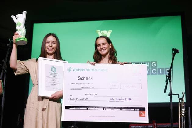 <p>Vertretern der Faircado UG zeigen den Preis In der Kategorie Abfallvermeidung Reduce, Reuse und Recycle während der Verleihung des Umweltpreises Green Buddy Award im Metropol Schoeneberg. am 28. Juni 2023 in Berlin. Deutschland Berlin Berlin Copyright: MichelexTantussi