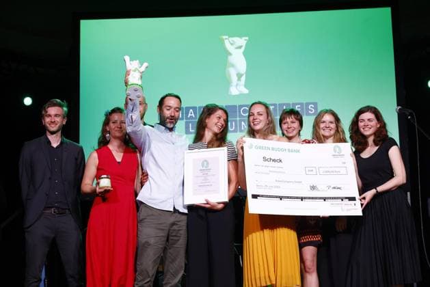 <p>Vertretern der AckerCompany GmbH zeigen den Preis In der Kategorie Smart Cities Lösungen waehrend der Verleihung des Umweltpreises Green Buddy Award im Metropol Schoeneberg. am 28. Juni 2023 in Berlin. Deutschland Berlin Berlin Copyright: MichelexTantussi