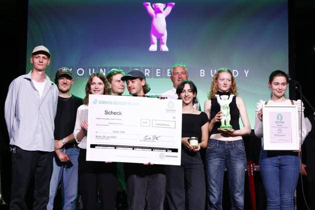 <p>Studenten der Projektwerkstatt Hydroponik der TU Berlin zeigen den Preis Young Green Buddy Award waehrend der Verleihung des Umweltpreises Green Buddy Award im Metropol Schoeneberg. am 28. Juni 2023 in Berlin. Deutschland Berlin Berlin Copyright: MichelexTantussi