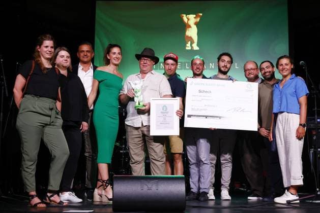 <p>Mitarbeitern BIO COMPANY SE zeigen den Preis in der Kategorie Einzelhandel waehrend der Verleihung des Umweltpreises Green Buddy Award im Metropol Schoeneberg. am 28. Juni 2023 in Berlin. Deutschland Berlin Berlin Copyright: MichelexTantussi