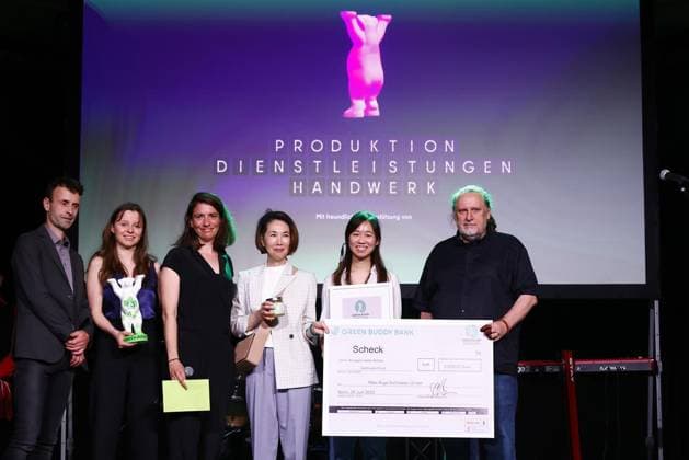 <p>Mitarbeitern der Peter Ruge Architekten GmbH zeigen den Preis in der Kategorie Produktion, Dienstleistungen, Handwerk waehrend der Verleihung des Umweltpreises Green Buddy Award im Metropol Schoeneberg. am 28. Juni 2023 in Berlin. Deutschland Berlin Berlin Copyright: MichelexTantussi