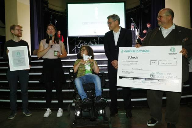 <p>Vertretern der SuperCoop eG nehmen der Der Sonderpreis Gesellschaftlicher Zusammenhalt von Bezirkbuergermeister Joern Oltmann entgegen, während der Verleihung des Umweltpreises Green Buddy Award im Metropol Schoeneberg. am 28. Juni 2023 in Berlin. Deutschland Berlin Berlin Copyright: MichelexTantussi