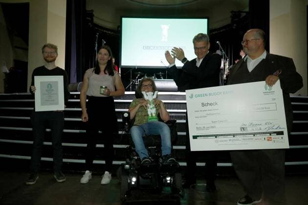 <p>Vertretern der SuperCoop eG nehmen der Der Sonderpreis Gesellschaftlicher Zusammenhalt von Bezirkbuergermeister Joern Oltmann entgegen, während der Verleihung des Umweltpreises Green Buddy Award im Metropol Schoeneberg. am 28. Juni 2023 in Berlin. Deutschland Berlin Berlin Copyright: MichelexTantussi