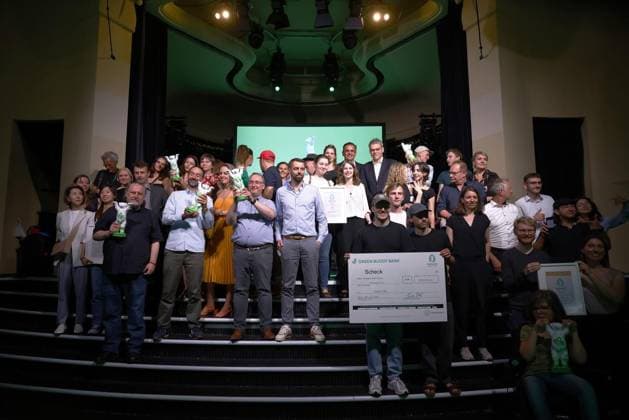 <p>Alle Preistraegern posen fuer ein Gruppenfoto nach der Verleihung des Umweltpreises Green Buddy Award im Metropol Schoeneberg. am 28. Juni 2023 in Berlin. Deutschland Berlin Berlin Copyright: MichelexTantussi
