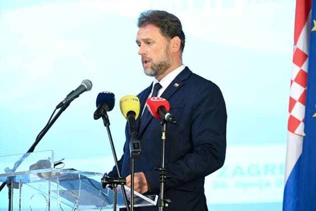 Zagreb, 30.06.2023 - Svecani zavrsetak vojnih izobrazbi Hrvatskog vojnog ucilista Dr. Franjo Tudjman Zagreb, 300623. Kresimirov trg. More. Svecani zavrsetak vojnih izobrazbi Hrvatskog vojnog ucilista Dr. Franjo Tudjman na kojem je ministar obrane Mario Banozic urucio diplome polaznicima Ratne skole. Foto: Goran Mehkek CROPIX Zagreb Croatia Copyright: xxGoranxMehkekx morh_odlikovanja4-300623