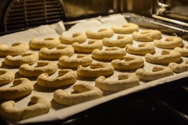 Vanillekipferl werden im Backofen zubereitet - Weihnachtskekse Vanillekipferl werden im Backofen zubereitet - Weihnachtskekse Copyright: xZoonar.com AlfredxHoferx 10516876