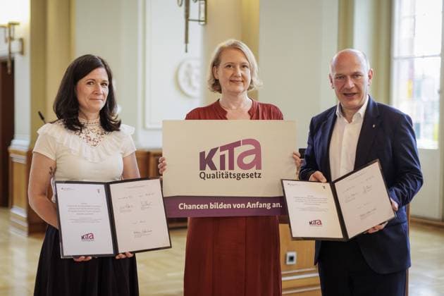 News Bilder des Tages Katharina Guenther-Wuensch, Senatorin fuer Bildung, Jugend und Familie, Lisa Paus, Bundesministerin fuer Familie, Senioren, Frauen und Jugend, und Kai Wegner, Regierender Buergermeister von Berlin, aufgenommen im Rahmen der Laendervereinbarung KiTa Vertragsunterzeichnung im Roten Rathaus in Berlin, 30.06.2023. Berlin Deutschland *** Katharina Guenther Wuensch, Senator for Education, Youth and Family, Lisa Paus, Federal Minister for Family Affairs, Senior Citizens, Women and Youth, and Kai Wegner, Governing Mayor of Berlin, photographed at the State Agreement KiTa contract signing ceremony at the Rotes Rathaus in Berlin, 30 06 2023 Berlin Germany Copyright: xKiraxHofmannx