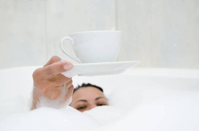  Frau trinkt einen Kaffee in der Badewanne mit Schaum *** Woman drinks a Coffee in the Bathtub with Foam Copyright: imageBROKER/MatsxSilvan ibxkdx09374625.jpg ,model released, Symbolfoto ,property released
