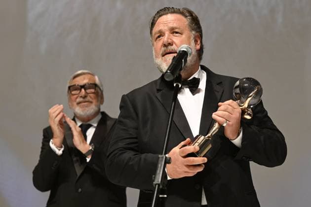 Entertainment Themen der Woch KW26 Bilder des Jahres 2023, Entertainment 06 Juni Entertainment Bilder des Tages Actor Russell Crowe, right, received Crystal Globe award for contribution to world cinema from Festival President Jiri Bartoska, left, during the opening ceremony of the 57th Karlovy Vary International Film Festival (KVIFF), on June 30, 2023, at the Thermal Hotel in Karlovy Vary, Czech Republic. (CTKxPhoto KaterinaxSulova) CTKPhotoP2023063007849  CTKPhotoP2023063007849