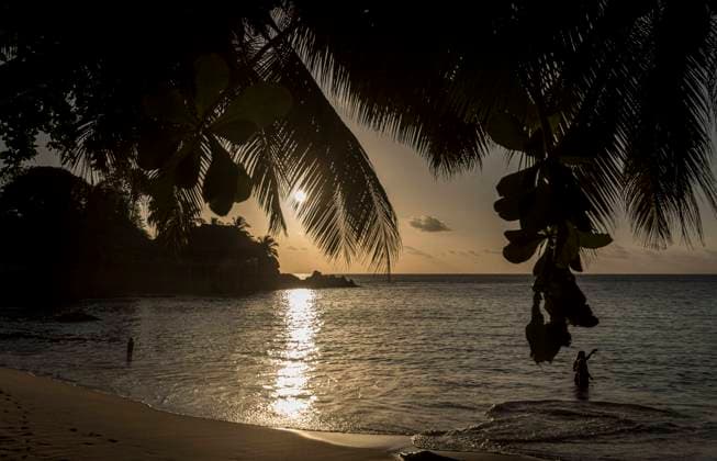 Seychellen: Sunset-Beach - Sonnenuntergang an der Traum-Bucht. Sonnenuntergang am Sunset Beach: Die kleine malerische Bucht mit Sandstrand an der Westküste der Seychellen-Hauptinsel Mahe gehört zu den oft nur wenig frequentierten Stränden. Victoria MahÃ Seychellen *** Seychelles Sunset Beach Sunset at the Dream Bay Sunset at Sunset Beach The small picturesque bay with sandy beach on the west coast of the Seychelles main island Mahe belongs to the often little frequented beaches Victoria MahÃ Seychelles