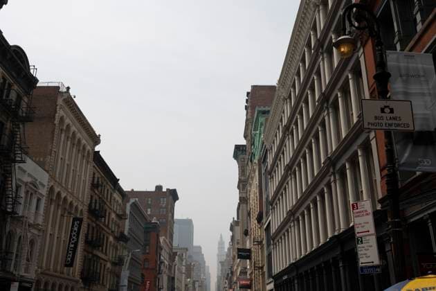 June 30, 2023, New York, New York, USA: Hazy afternoon sky in Soho in lower Manhattan. Air quality is unhealthy and the sky smoky again as Canadian wildfire smoke returns to New York City. New York USA - ZUMAr174 20230630_znp_r174_006 Copyright: xGinaxMxRandazzox