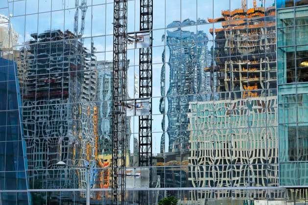 Creative Highlights World Architektur, reflektierende Fassade eines im Bau befindlichen modernen Gebäudes, Montreal, Provinz Quebec, Kanada, Nordamerika *** Architecture, reflective Facade one at Construction located modern Building, Montreal, Province Quebec, Canada, North America Copyright: imageBROKER/GuentherxSchwermer ibxgsc09381848.jpg