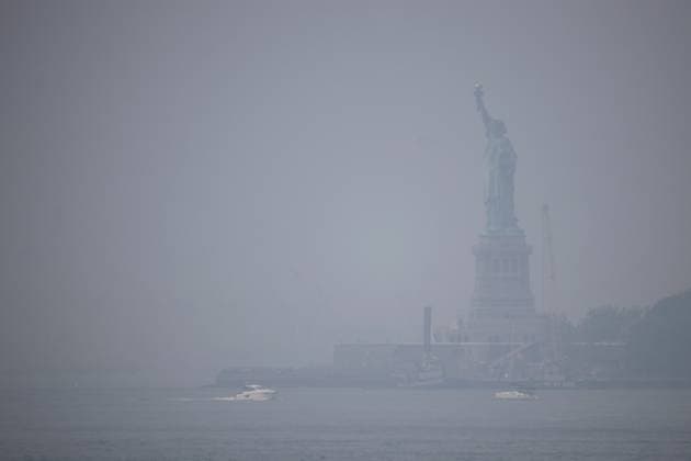 June 30, 2023, New York, New York, United States: The Statue of Liberty is seen amidst smoke caused by wildfires in Canada, in New York, U.S. New York United States - ZUMAb332 20230630_zip_b332_001 Copyright: xMatiasxBasualdox