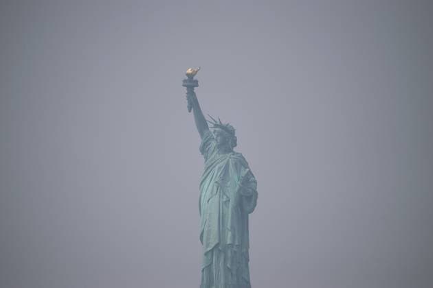 June 30, 2023, New York, New York, United States: The Statue of Liberty is seen amidst smoke caused by wildfires in Canada, in New York, U.S. New York United States - ZUMAb332 20230630_zip_b332_002 Copyright: xMatiasxBasualdox
