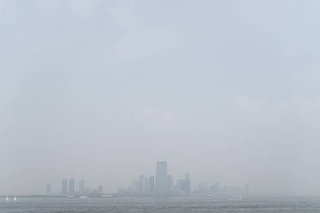 June 30, 2023, New York, New York, United States: View of Manhattan skyscrapers amid dense smoke from the wildfires in Canada. New York United States - ZUMAb332 20230630_zip_b332_015 Copyright: xMatiasxBasualdox