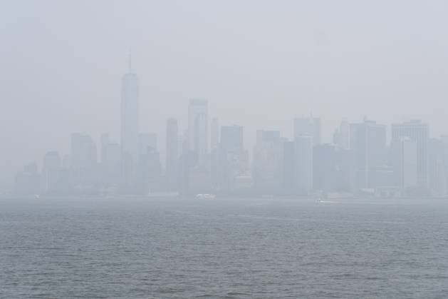 June 30, 2023, New York, New York, United States: View of Manhattan skyscrapers amid dense smoke from the wildfires in Canada. New York United States - ZUMAb332 20230630_zip_b332_019 Copyright: xMatiasxBasualdox