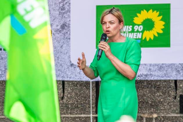 News Bilder des Tages Katharina Schulze, Fraktionsvorsitzende der GRÜNEN im Landtag, Rede bei Demo Ausge-Trumpt! auf dem Odeonsplatz, München, 1. Juli 2023 Deutschland, München, 01.07.2023, Katharina Schulze, Fraktionsvorsitzende der GRÜNEN im Bayerischen Landtag, Rede bei Demo Ausge-Trumpt! auf dem Odeonsplatz, für konstruktive Politik, Zusammenhalt und Demokratie, Gemeinsam gegen Rechts, breites Aktionsbündnis Die GRÜNEN, Verdi, Arbeiterwohlfahrt, SPD, ÖDP, Samstagnachmittag, ca. 1500 Demonstranten, *** Katharina Schulze, Chairwoman of the Green Party in the Bavarian State Parliament, speech at demo Ausge Trumpt on Odeonsplatz, Munich, 1 July 2023 Germany, Munich, 01 07 2023, Katharina Schulze, Chairwoman of the Green Party in the Bavarian State P