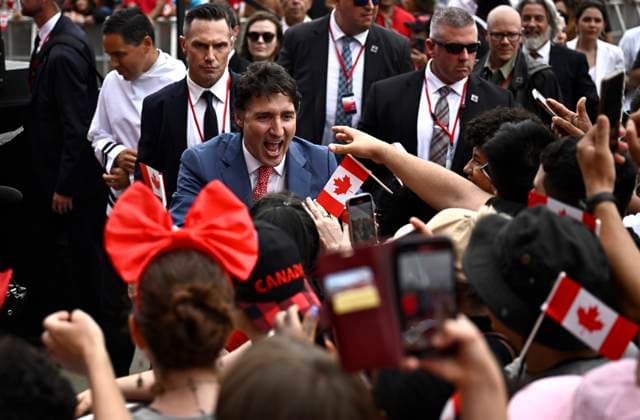 July 1, 2023, Ottawa, ON, CAN: Prime Minister Justin Trudeau greets people in the crowd during the Canada Day noon show, in Ottawa, on Saturday, July 1, 2023. Ottawa CAN  - ZUMAc35_ 20230701_zaf_c35_043 Copyright: xJustinxTangx
