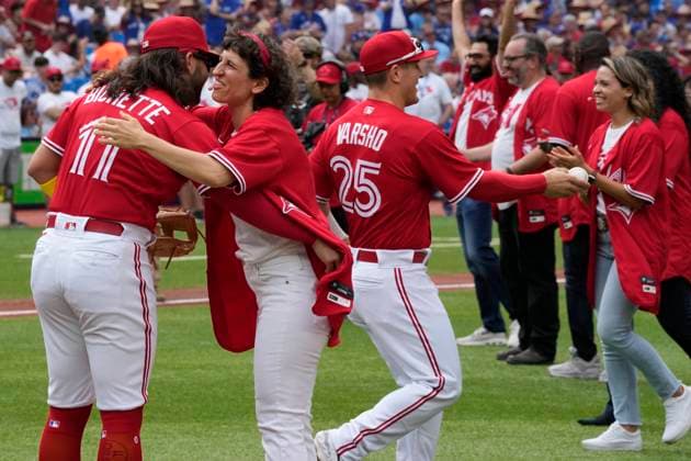 July 1, 2023, TORONTO, ON, Canada: People who took part in a Canada Day citizenship ceremony and the ceremonial first pitch greet the Blue Jays players before the start of MLB AL baseball action against the Boston Red Sox in Toronto on Saturday, July 1, 2023. TORONTO Canada  - ZUMAc35_ 20230701_zaf_c35_083 Copyright: xFrankxGunnx