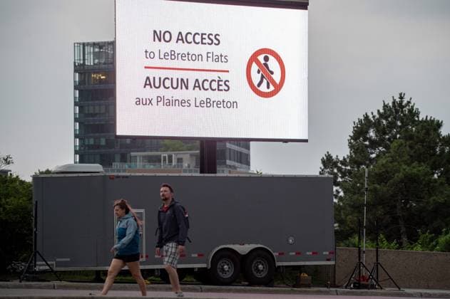 July 1, 2023, Ottawa, ON, Canada: A sign reads No Access to LeBreton Flats in both English and French after an evacuation order was issued for the LeBreton Flats area where Canada Day celebrations were taking place on Canada Day in downtown Ottawa, on Saturday, July 1, 2023. Ottawa Canada  - ZUMAc35_ 20230701_zaf_c35_109 Copyright: xSpencerxColbyx