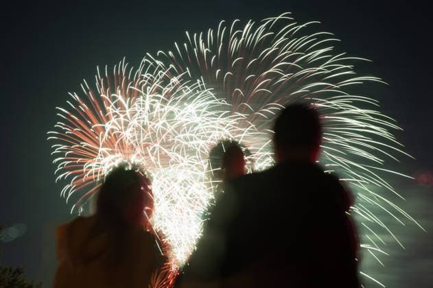 July 1, 2023, Ottawa, ON, Canada: People watch as fireworks explode over LeBreton Flats area during Canada Day celebrations in downtown Ottawa, on Saturday, July 1, 2023. Ottawa Canada  - ZUMAc35_ 20230701_zaf_c35_182 Copyright: xSpencerxColbyx