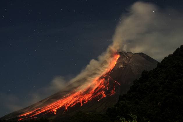 Bilder des Jahres 2023, News 07 Juli News Themen der Woche KW26 (230702) -- YOGYAKARTA, July 2, 2023 -- This long exposure photo taken on July 1, 2023 shows volcanic materials spewing from Mount Merapi as seen from Purwobinangun village in Sleman district, Yogyakarta, Indonesia. (Photo by Xinhua) INDONESIA-YOGYAKARTA-MOUNT MERAPI-ERUPTION PriyoxUtomo 