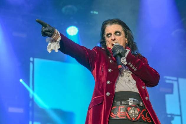 Bilder des Jahres 2023, Entertainment 07 Juli Entertainment Themen der Woch KW26 Konzert der Rockgruppe Hollywood Vampires während des Rocksommers auf Burg Clam in Oberösterreich, am 01.07.23.. Das Bild zeigt den Leadsänger der Hollywood Vampires, Alice Cooper 2023 - Konzert der Rockgruppe Hollywood Vampires während des Rocksommers auf Burg Clam in Oberösterreich, am 01.07.23 *** Concert of the rock group Hollywood Vampires during the Rocksommer at Burg Clam in Upper Austria, on 01 07 23 The picture shows the lead singer of the Hollywood Vampires, Alice Cooper 2023 Concert of the rock group Hollywood Vampires during the Rocksommer at Burg Clam in Upper Austria, on 01 07 23