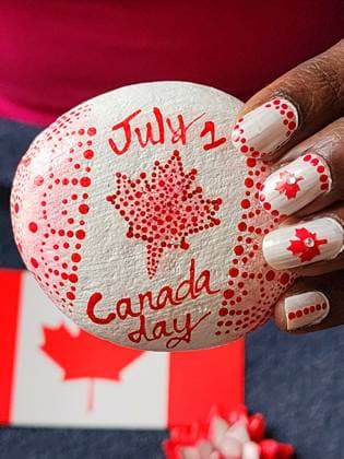 Canadians Celebrate Canada Day In Toronto Woman holds a hand-painted rock decorated for Canada Day in Toronto, Ontario Canada, on July 01, 2023. Toronto Canada  Copyright: xCreativexTouchxImagingxLtdx originalFilename: friedman-canadian230701_npfEY.jpg
