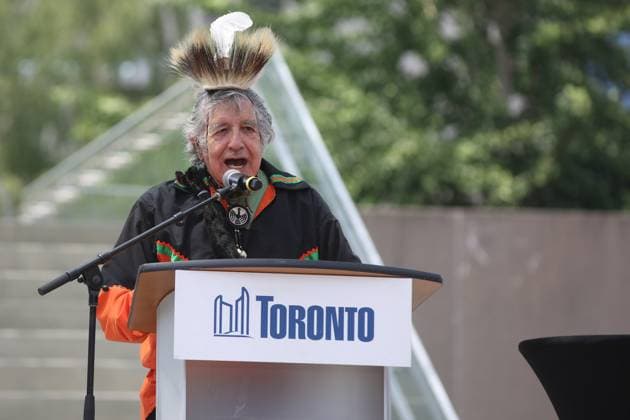 Canadians Celebrate Canada Day In Toronto Gary Soux, Chief of the Mississauga New Credit First Nation offers a special prayer during Canada Day celebrations in Toronto, Ontario Canada, on July 01, 2023. Toronto Canada  Copyright: xCreativexTouchxImagingxLtdx originalFilename: friedman-canadian230701_npKdp.jpg