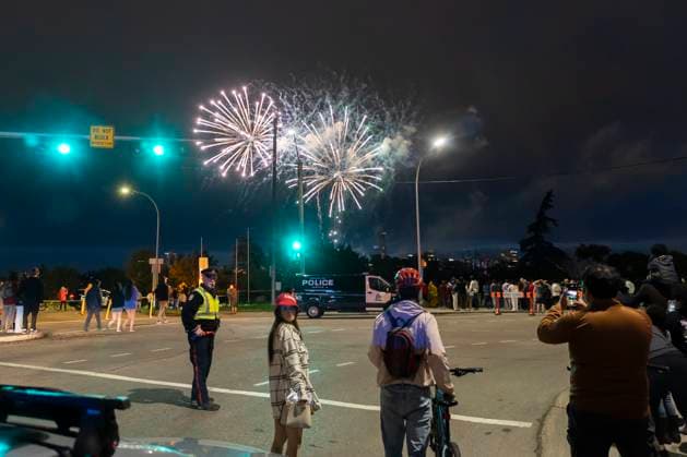 Edmonton, Canada July 1, 2023 - People watch a fireworks show above the skyline on Canada Day. Canada Day is a holiday commemorating the formation of Canada FETE NATIONALE DU CANADA, PROVINCE D ALBERTA, CELEBRATION, FESTIVITES, FETE, AMERIQUE DU NORD, FEUX D ARTIFICE, SPECTACLE, SOIR, NUIT, Copyright: xVincentxIsorex