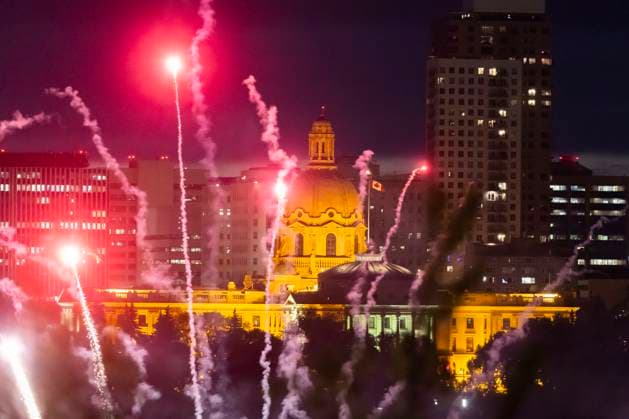 Edmonton, Canada July 1, 2023 - People watch a fireworks show above the skyline on Canada Day. Canada Day is a holiday commemorating the formation of Canada FETE NATIONALE DU CANADA, PROVINCE D ALBERTA, CELEBRATION, FESTIVITES, FETE, AMERIQUE DU NORD, FEUX D ARTIFICE, SPECTACLE, SOIR, NUIT, ASSEMBLEE LEGISLATIVE DE L ALBERTA Copyright: xVincentxIsorex