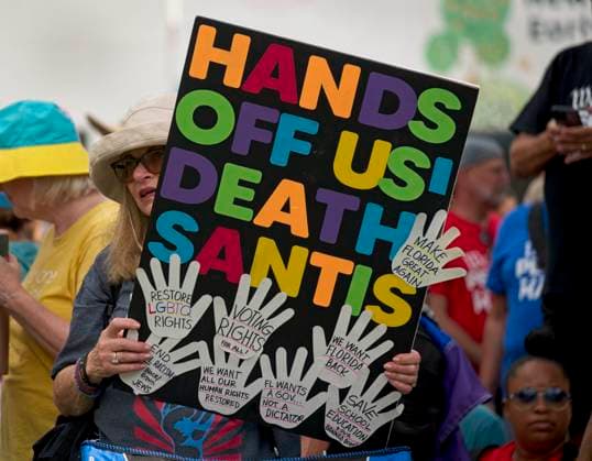 Bilder des Jahres 2023, News 07 Juli News Themen der Woche KW26 News Bilder des Tages July 2, 2023, Ft. Lauderdale, Florida, United States: A woman holds a protest sign that targets right-wing Florida governor RON DESANTIS before the We the People National March. The march was staged in downtown Fort Lauderdale, Florida, on June 2, 2023. The event focused on the erosion of democracy, gun control, and especially in Florida, recent attacks on the liberties of gay and transgender people. The protest was organized by the AIDS Healthcare Foundation, along with over 50 partner organizations and coincided with others in various US cities. Ft. Lauderdale United States - ZUMAs275 20230702_znp_s275_001 Copyright: xCarlxSeibertx