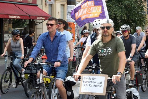 02 07 2023, Berlin Germany Under the hashtag nichtmituns there is a demo for cycling by Changing Cities, the start is at Eberswalder Straße