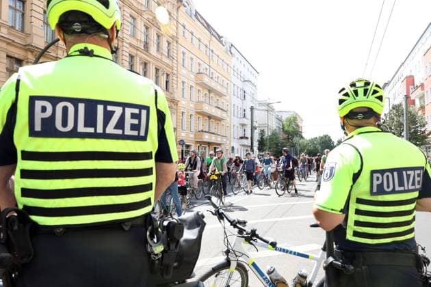 02 07 2023, Berlin Germany Under the hashtag nichtmituns there is a demo for cycling by Changing Cities, the start is at Eberswalder Straße