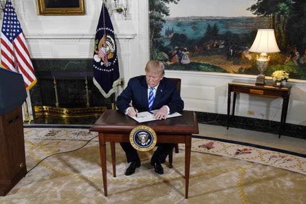 Trump Pulls US Out Of Iran Deal - Washington U.S. President Donald Trump signs a security memorandum after speaking about the Iran nuclear deal, also known as the Joint Comprehensive Plan of Action during an event in the Diplomatic Room of the White House May 8, 2018 in Washington, DC, USA. Photo by Olivier Douliery ANACAPRESS.COM Washington DC United States  Copyright: xDoulieryxOlivier ABACAx 635856_035 DoulieryxOlivier ABACAx 635856_035