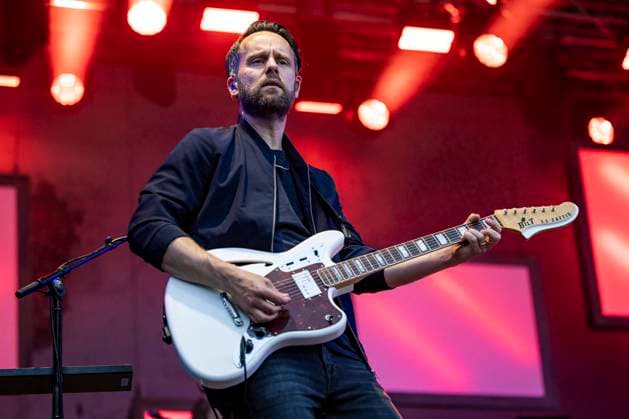 Kristoffer Hünecke of Revolverheld live at the Apoldaer music summer 2023 on the festival meadow of the Herressener Promenade Apolda, 30 06 2023 Foto:xM.xKremerx xFuturexImage