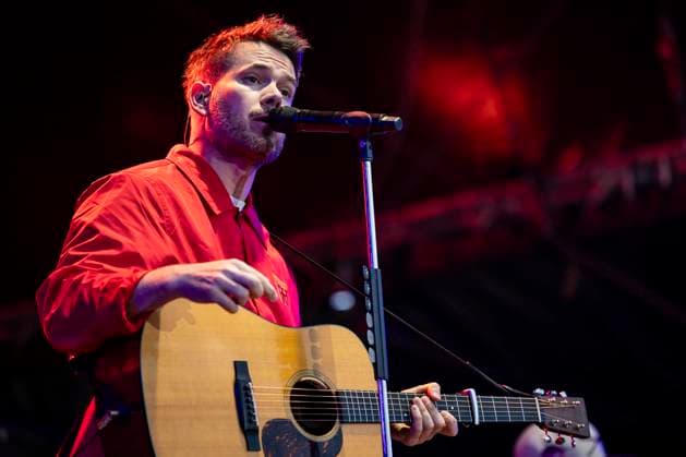 Johannes Strate of Revolverheld live at the Apoldaer music summer 2023 on the fairground of the Herressener Promenade Apolda, 30 06 2023 Foto:xM.xKremerx xFuturexImage