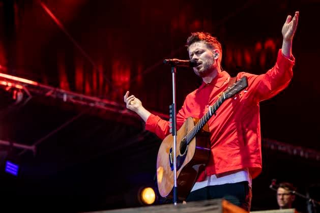 Johannes Strate of Revolverheld live at the Apoldaer music summer 2023 on the fairground of the Herressener Promenade Apolda, 30 06 2023 Foto:xM.xKremerx xFuturexImage