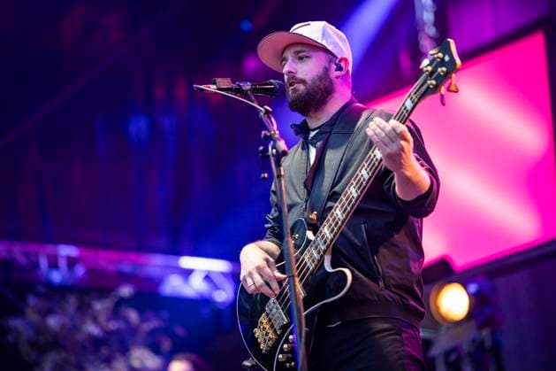 Chris Rodriguez of Revolverheld live at the Apoldaer music summer 2023 on the fairground of the Herressener Promenade Apolda, 30 06 2023 Foto:xM.xKremerx xFuturexImage