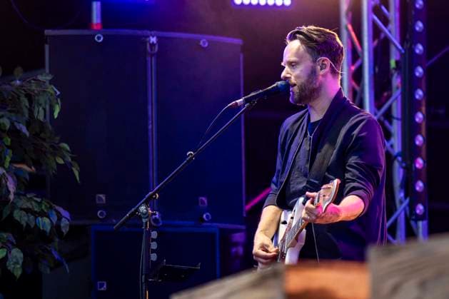 Kristoffer Hünecke of Revolverheld live at the Apoldaer music summer 2023 on the festival meadow of the Herressener Promenade Apolda, 30 06 2023 Foto:xM.xKremerx xFuturexImage