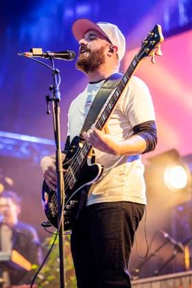 Chris Rodriguez of Revolverheld live at the Apoldaer music summer 2023 on the fairground of the Herressener Promenade Apolda, 30 06 2023 Foto:xM.xKremerx xFuturexImage