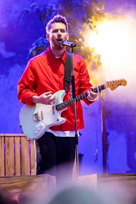Johannes Strate of Revolverheld live at the Apoldaer music summer 2023 on the fairground of the Herressener Promenade Apolda, 30 06 2023 Foto:xM.xKremerx xFuturexImage